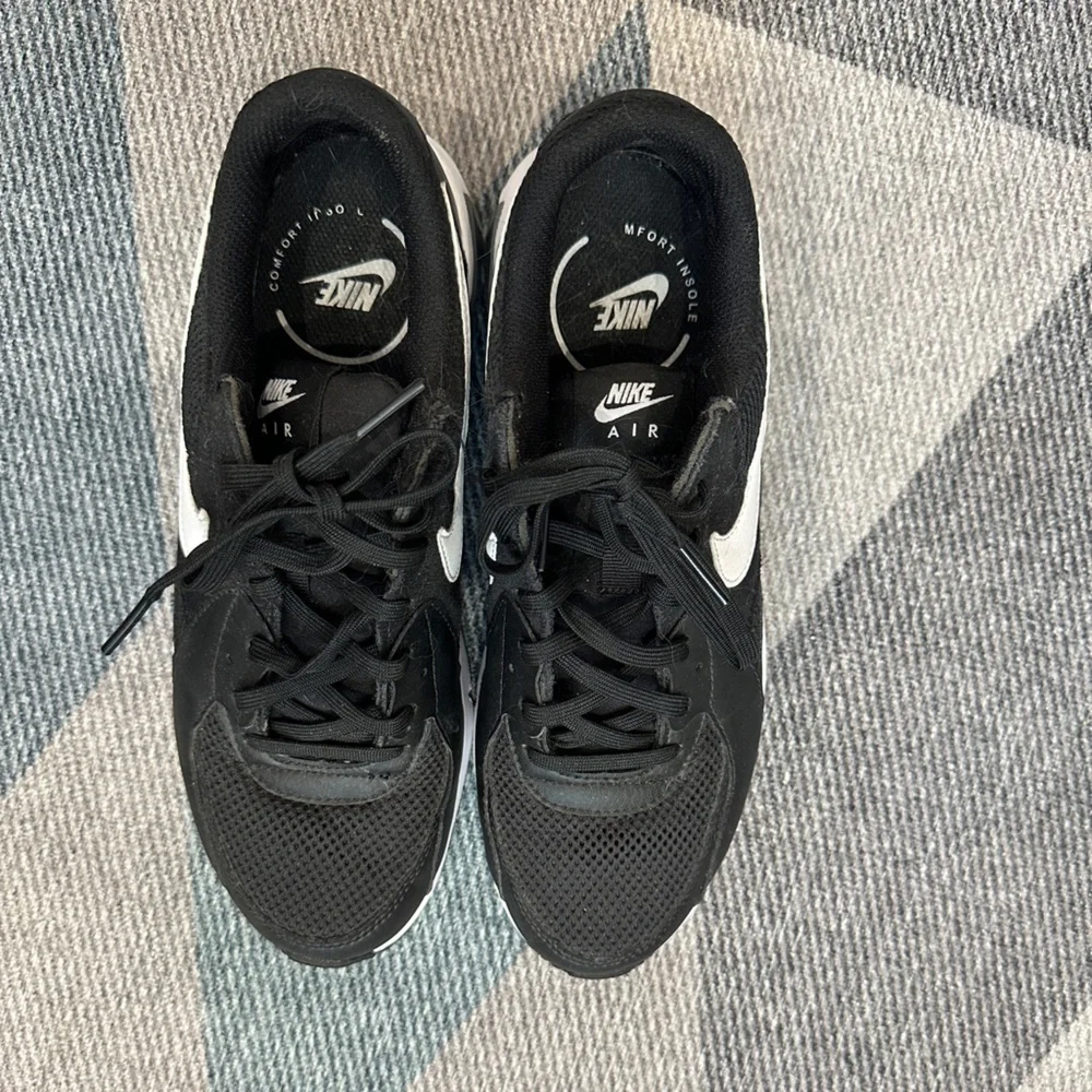 Nike Air Max Women’s Black/White Low-Top Sneakers - Picture 5 of 6